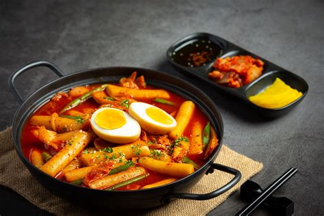 롯데몰 맛집: 달콤한 초콜릿과 매운 떡볶이의 만남